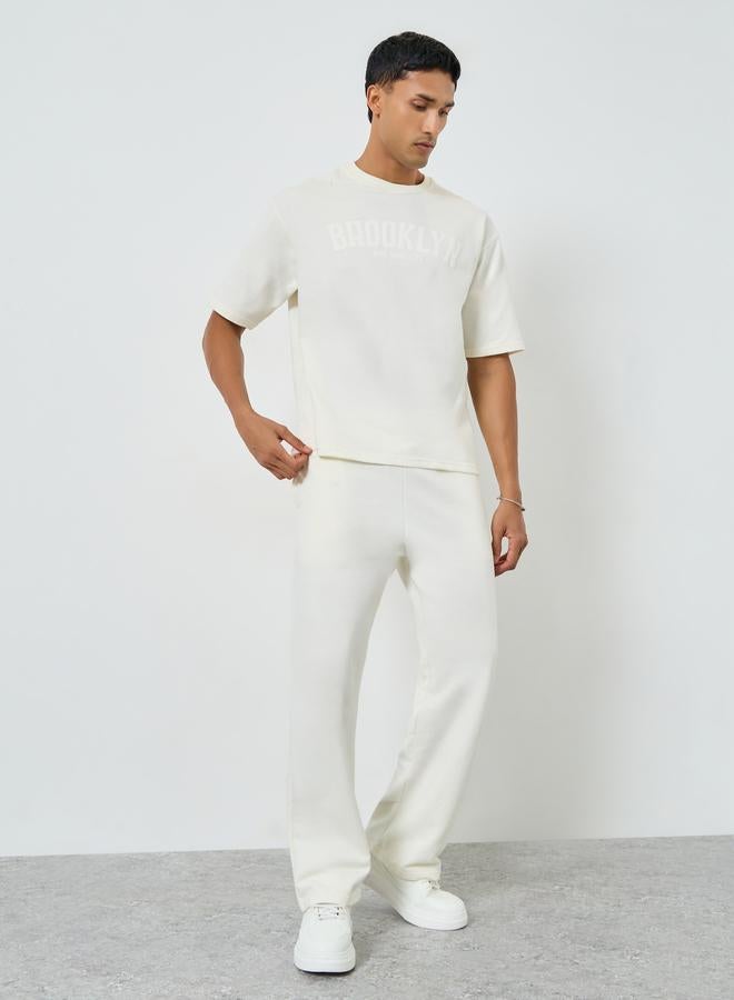 ستايلي طقم منسق من تيشيرت بقصة واسعة وبنطال برباط للرجال - Image 1